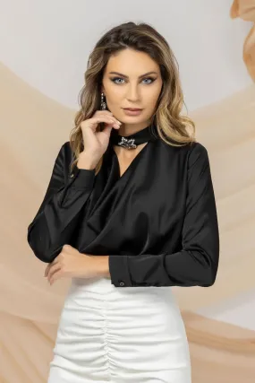 Blusa nera in tessuto satinato Pretty Girl con collo alto e scollo a V a cascata e spilla rimovibile