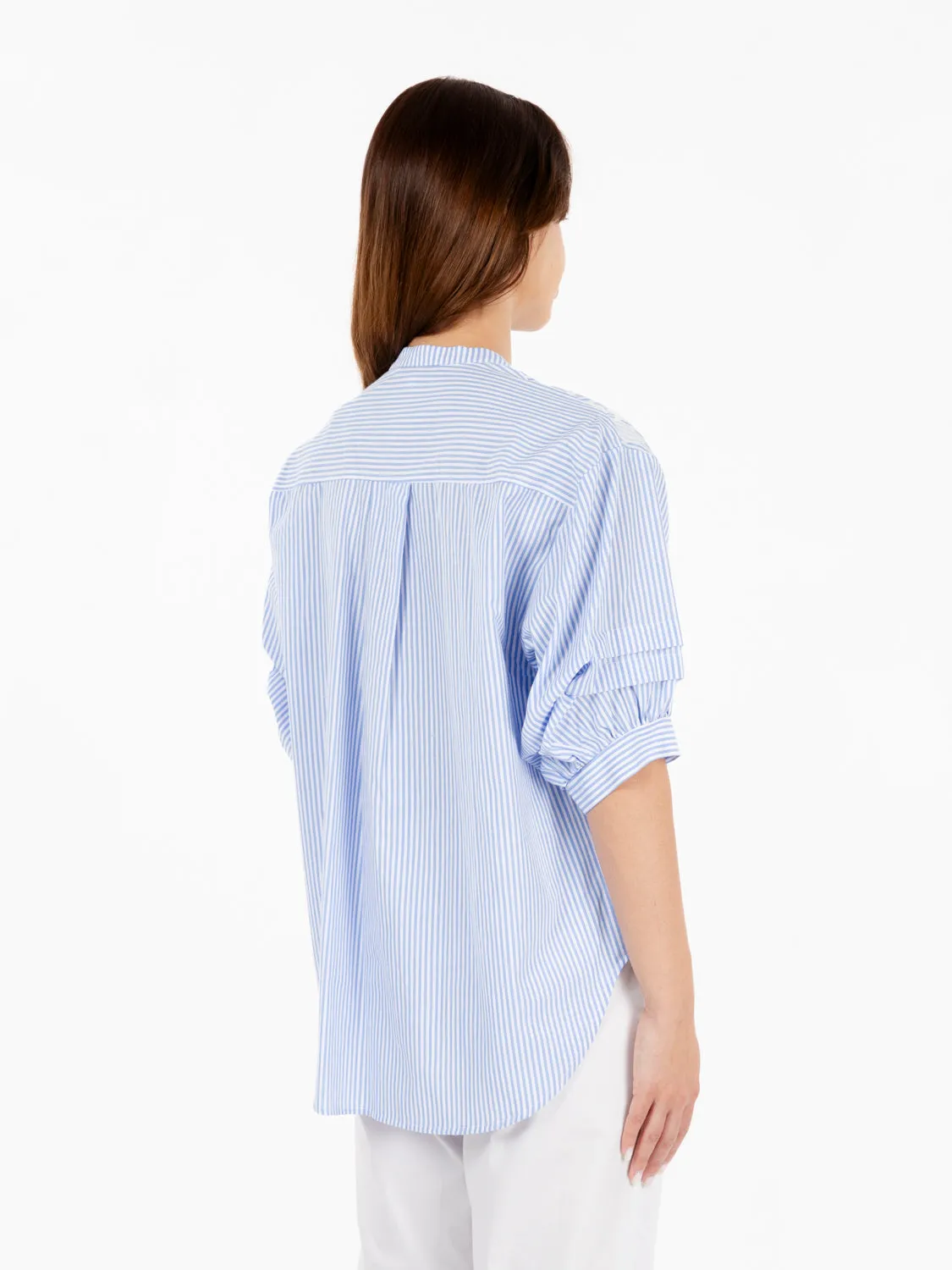 Camicia con ricami a righe azzurro / bianco